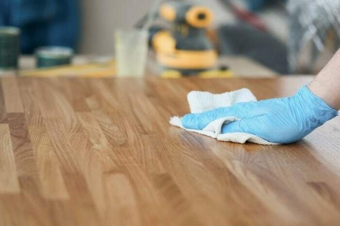 تمیز کردن کاغذهای روی وسایل چوبی